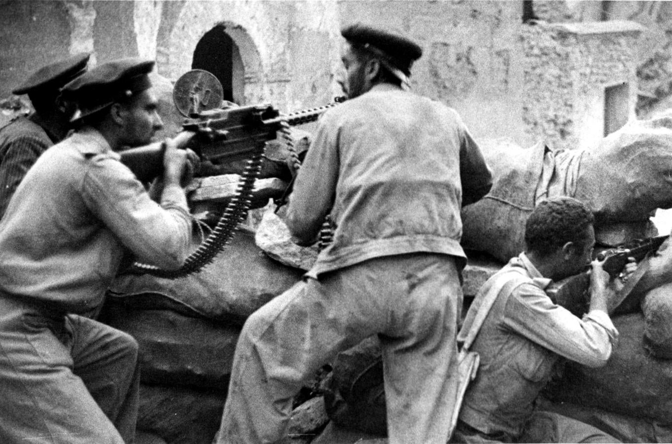 Fusiles republicanos. En la fotografía, un grupo de soldados republicanos, fusiles en mano, combate por cada centímetro de Belchite.