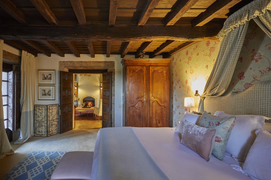 Palacio Helguera (Santander). El hotel pone a disposición de sus clientes una selección de piezas de época y antigüedades, desde muebles contemporáneos hasta objetos únicos descubiertos por la interiorista Malales Martínez Canut, responsable del proyecto, en sus viajes por Europa. Las once habitaciones, cuyos nombres están inspirados en antepasados de los desarrolladores del proyecto, brindan la exclusividad del lujo palaciego y el confort de los hoteles contemporáneos. Esta combinación permite al cliente sumergirse en lahistoria de un palacio del siglo XVII y al mismo tiempo disfrutar de las comodidades más selectas: colchones de lana artesanal, sábanas de algodón egipcio, bañera exenta, carta de almohadas, amenities 100% orgánicas y servicio de habitaciones, entre otras.                                                                                                                                                                              ¿Dónde? Las Presillas (Cantabria) | Precio: desde 307 euros/ noche