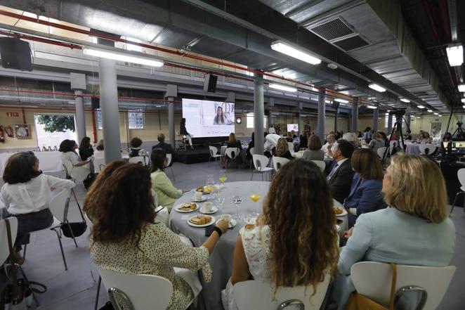 Emisión de un vídeo de Pilar Manchón, directora senior de Estrategia de Investigación en Inteligencia Artificial de Google, durante la clausura de 'Andalucía en femenino'