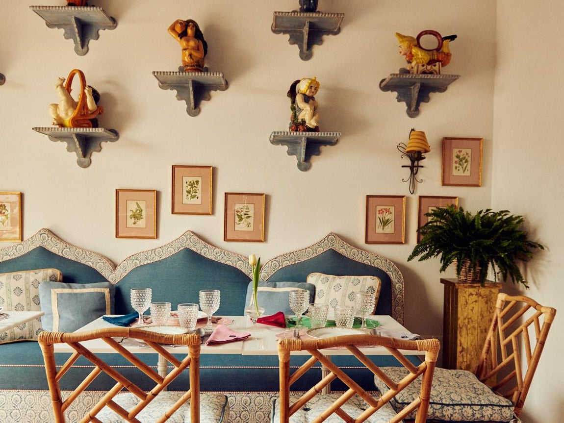 Cristine Bedfor (Menorca). Este nuevo proyecto hotelero, localizado en el centro histórico de Mahón, nace de la ilusión por compartir un universo muy personal de <a href="https://cristinebedforhotel.com/es" target="_blank">Cristine Bedfor </a>en el que se cuida el más mínimo de los detalles. Por eso, la intención y compromiso reside en hacer sentir al huésped mejor que en casa, compartiendo con él los rincones más especiales de la isla. Con el blanco balear como base, el interiorista Lorenzo Castillo ha creado un hotel en el que se respira mediterráneo gracias al juego de sus telas, luces, detalles, colores, y un aire juvenil que Castillo ha conseguido mezclando piezas de estilos y épocas diferentes. La mayoría conseguidas en anticuarios de España, Inglaterra y Francia con una historia propia.