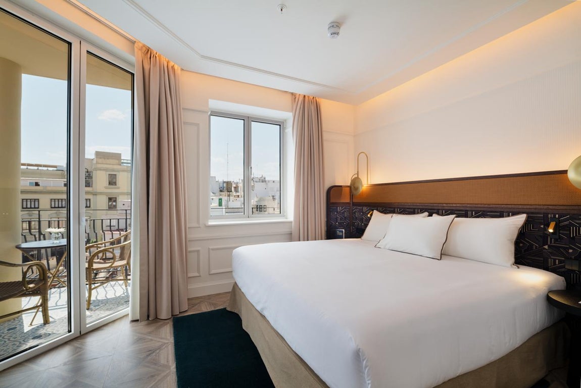 Only YOU Valencia. El hotel, decorado por el reconocido interiorista Lázaro Rosa-Violán, se inspira en el Mediterráneo y posee rincones con colores y texturas que lograrán transportar al visitante a orillas del mar. Un diseño contemporáneo, desenfadado y ecléctico acompañado por el verde de la vegetación presente a lo largo y ancho del alojamiento. La última planta del hotel, la novena, cuenta además con el espacio gastronómico El Mirador, dirigido por el chef José María Climente y su equipo. Una arrocería gastronómica convistas 360 grados a la ciudad de Valencia, con especial atención en la materia prima de calidad y contando siempre con producto de cercanía y km0. Floristería, sastrería o el divertido restaurante Salvaje instalado en su lobby prometen convertir a este nuevo alojamiento uno de los lugares de referencia de la ciudad.¿Dónde? Plaza de Rodrigo Botet, 5, 46002 (Valencia | Precio: desde 198 euros/ noche