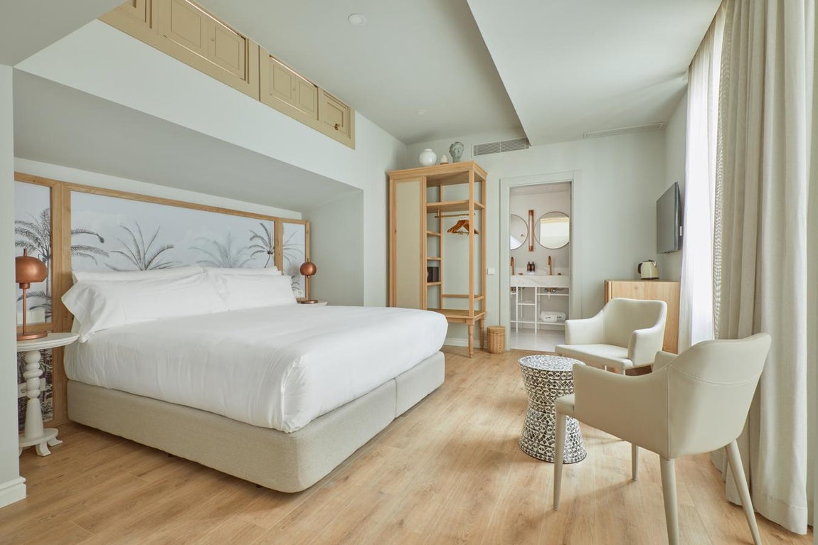 Icon Malabar (Málaga). Sus 76 habitaciones repartidas en las 4 plantas están dispuestas para acoger al huesped con todo tipo de comodidades. Con una imagen cuidada hasta el más mínimo detalle, el grupo ICON Hotels al que pertenece representa un nuevo concepto de hoteles con personalidad propia, trato comprometido y apasionado, que transmiten el espíritu de la ciudad en la que se encuentran mediante la historia de sus edificios.¿Dónde? C. Tomás Heredia, 11, 29001 (Málaga) | Precio: desde 180 euros/ noche