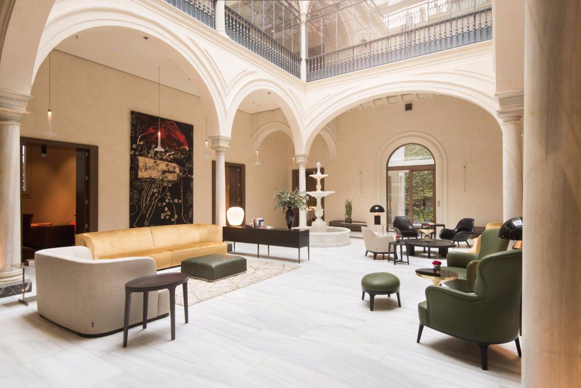 Mercer Hotel Sevilla. En el corazón del centro histórico de Sevilla, en El Arenal, cerca de la Plaza Nueva y junto a la emblemática plaza de toros de la Real Maestranza, se encuentra el <a href="https://www.mercersevilla.com/es" target="_blank">hotel boutique 5*GL Mercer Sevilla</a>. Situado en la antigua Casa Palacio Castelar, un elegante palacete de finales del siglo XIX concebido para aquellos que desean vivir una experiencia de lujo en un entorno exclusivo.
