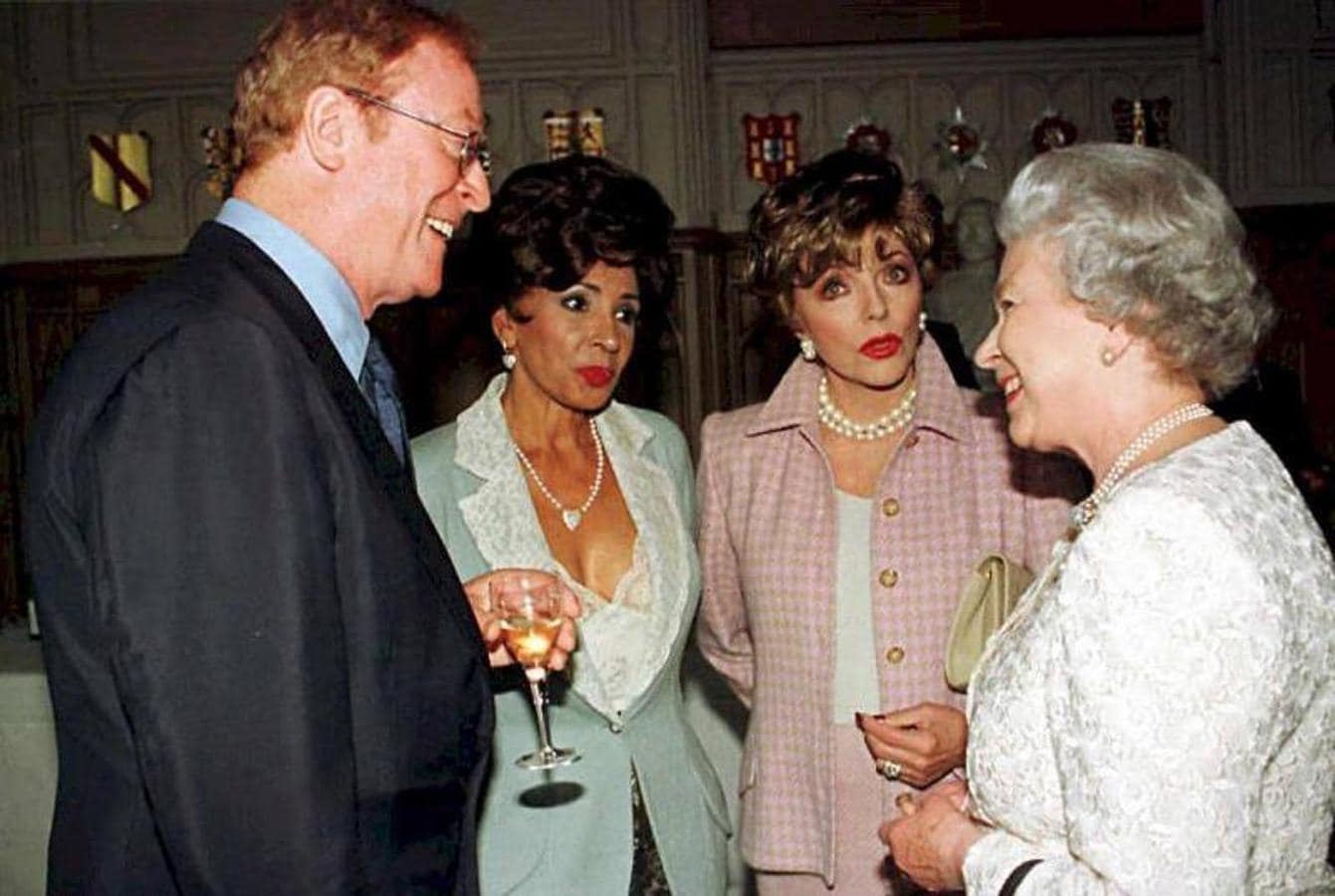 Con Isabel II. Caine, junto a Shirley Bassey y Joan Collins, conversando con la Reina Isabel II de Inglaterra