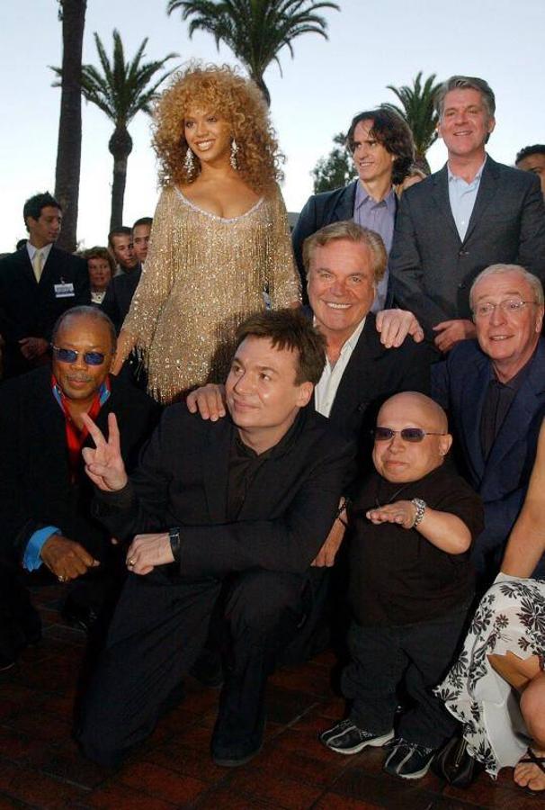 «Austin Powers en Miembro de Oro» (2002). Caine participó  en 2002 junto a Quincy Jones, Mike Myers, Robert Wagner, Verne Troyer y Beyoncé en la saga de Austin Powers
