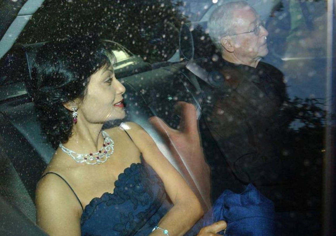 Casado desde 1973. El actor está casado desde 1973 con Shakira Caine. Antes, se casó en 1956 con Patricia Haines