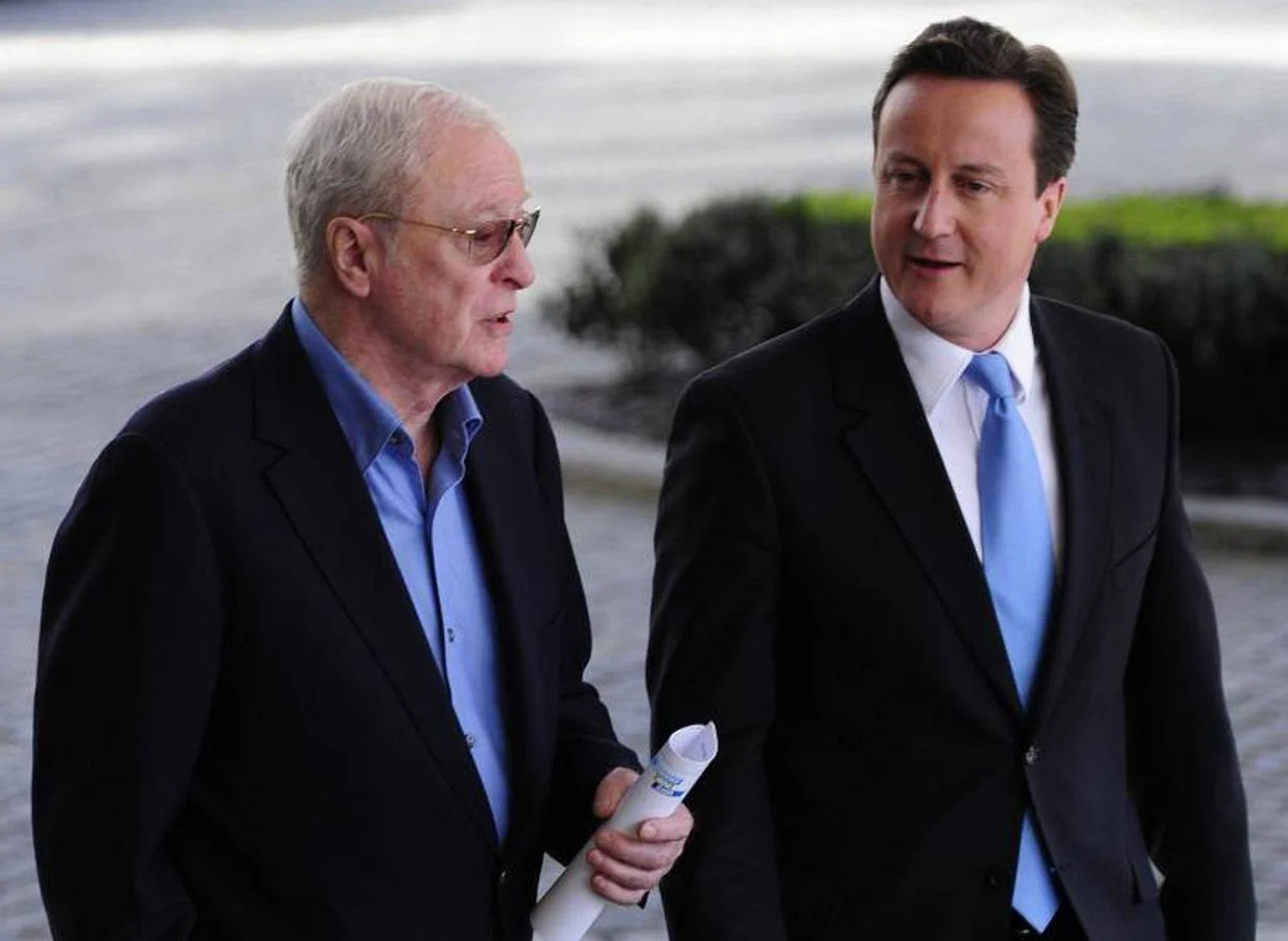 Con el futuro primer ministro Cameron. Caine participó en algunos actos durante la campaña de 2010 que llevó a David Cameron al 10 de Downing Street