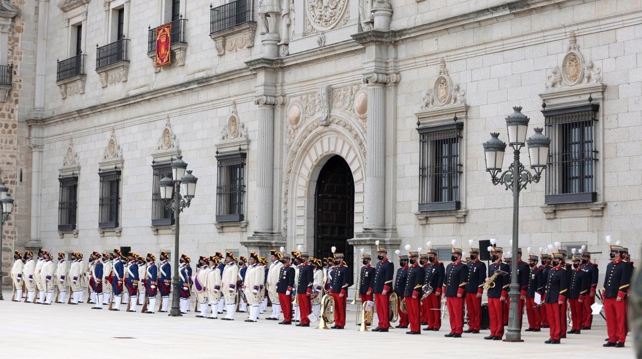 El izado de bandera en el Alcázar de Toledo, en imágenes