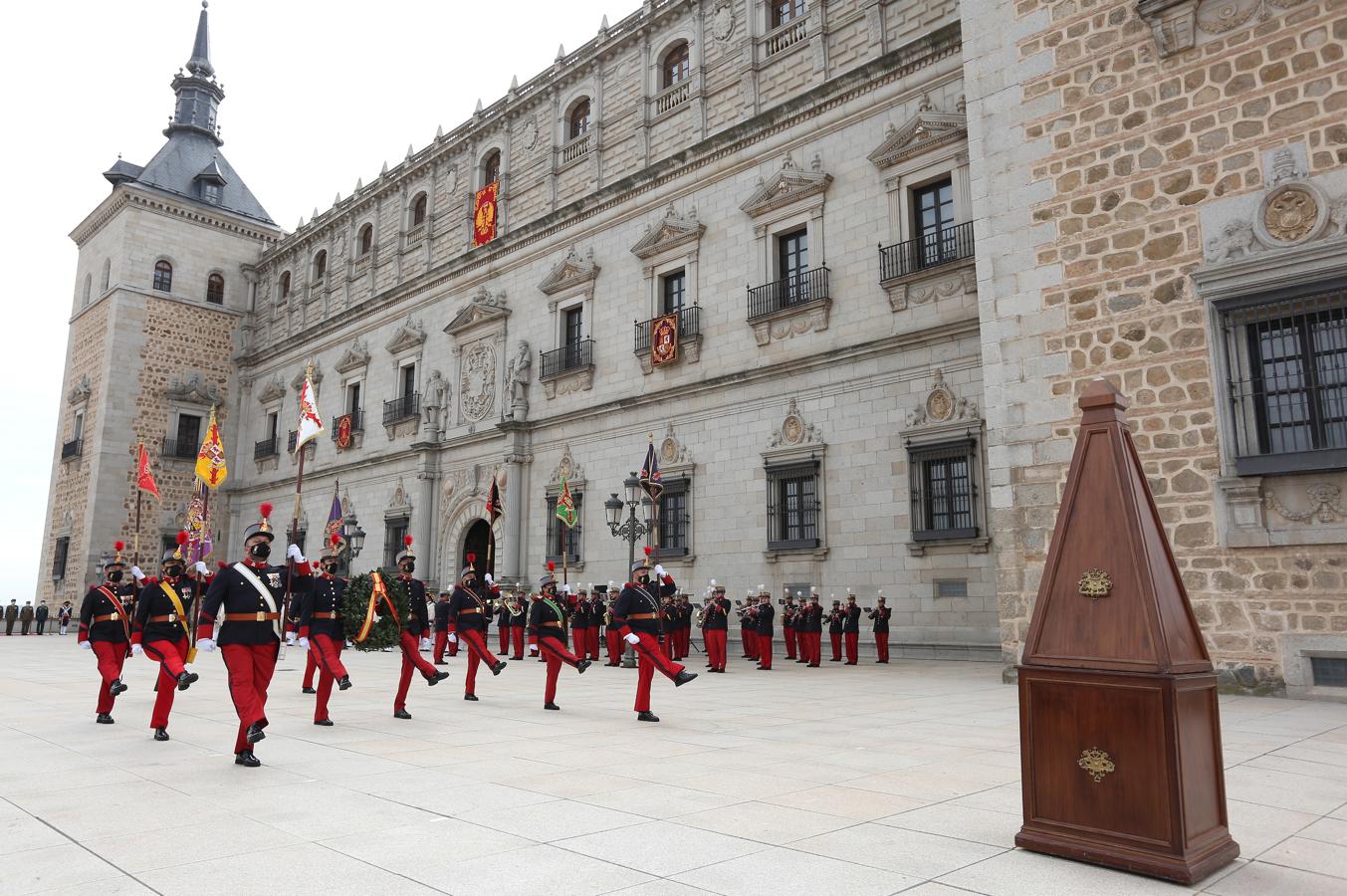 El izado de bandera en el Alcázar de Toledo, en imágenes