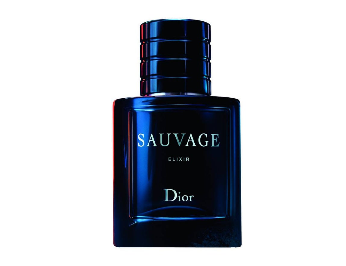 Sauvage Elixir de Dior. Una nueva versión de Sauvage, concentrado, poderoso y esencial. Sauvage Elixir es un perfume de extraordinaria concentración en el que el emblemático frescor de Sauvage se embriaga con un corazón de especias, una esencia de lavanda "a medida" y una mezcla de maderas licorosas, creando una nueva estela poderosa, distinguida y cautivadora. Sauvage Elixir celebra el alma rock de Johnny Depp (su embajador), examina su magnetismo único, captura su andar, capta sus matices, su determinación y su serenidad. Precio: 134 €, 60 ml.
