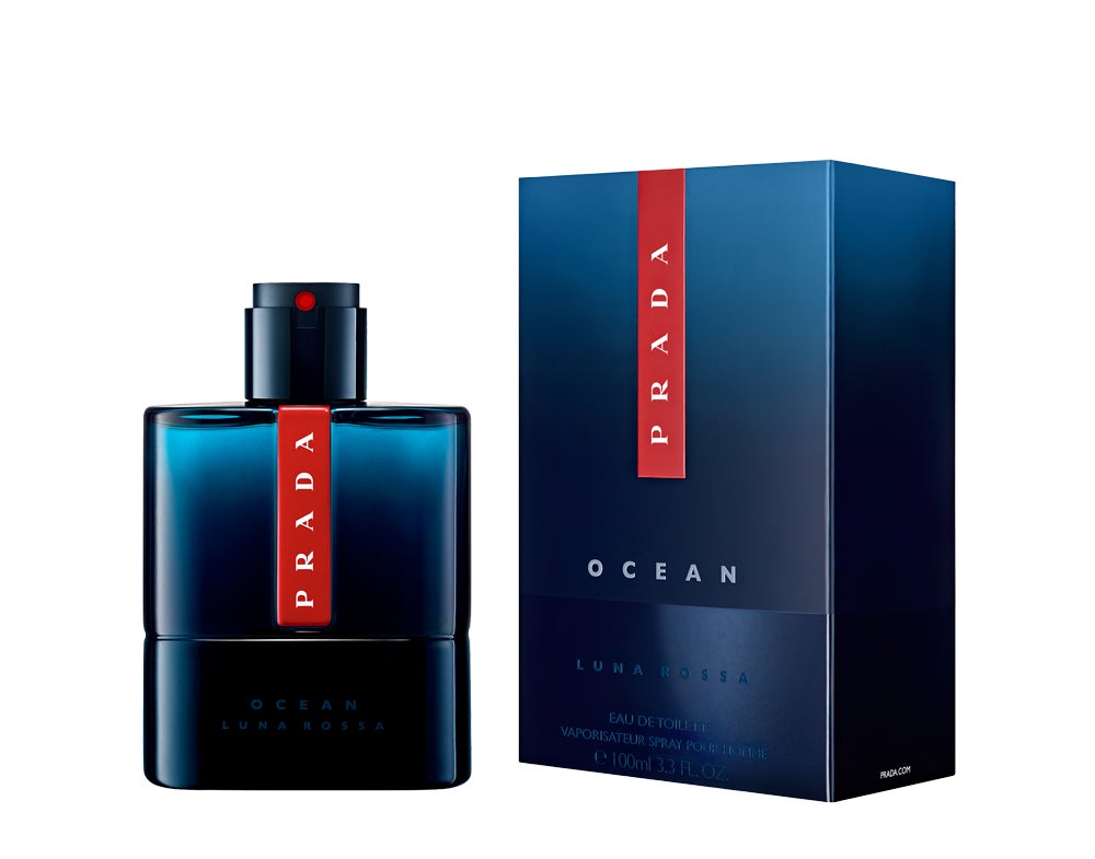 Luna Rossa Ocean de Prada. Luna Rossa Ocean, creado por los perfumistas Anne Filipo y Carlos Benaïm, combina la innovación y la tecnología en un solo frasco para ir un paso más allá. La fragancia ofrece un fascinante cóctel cítrico combinado con un atrevido dúo de lavanda y salvia que crean una nube limpia y fresca. Este singular corazón de cuero expresa el efecto segunda piel y explora un sensual acorde de azafrán y ante junto con la cremosidad elegante de las notas de orris. Envuelta en una cuidada mezcla de pachuli, vetiver y almizcles, la fragancia ofrece una adictiva estela masculina. Precio: 70 €, 50 ml.
