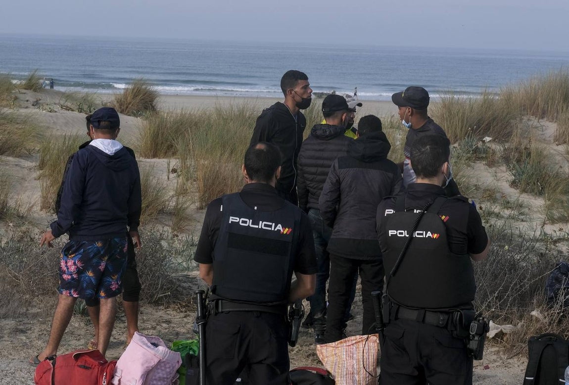 Llegan tres pateras en solo unas horas a Conil y Cádiz capital