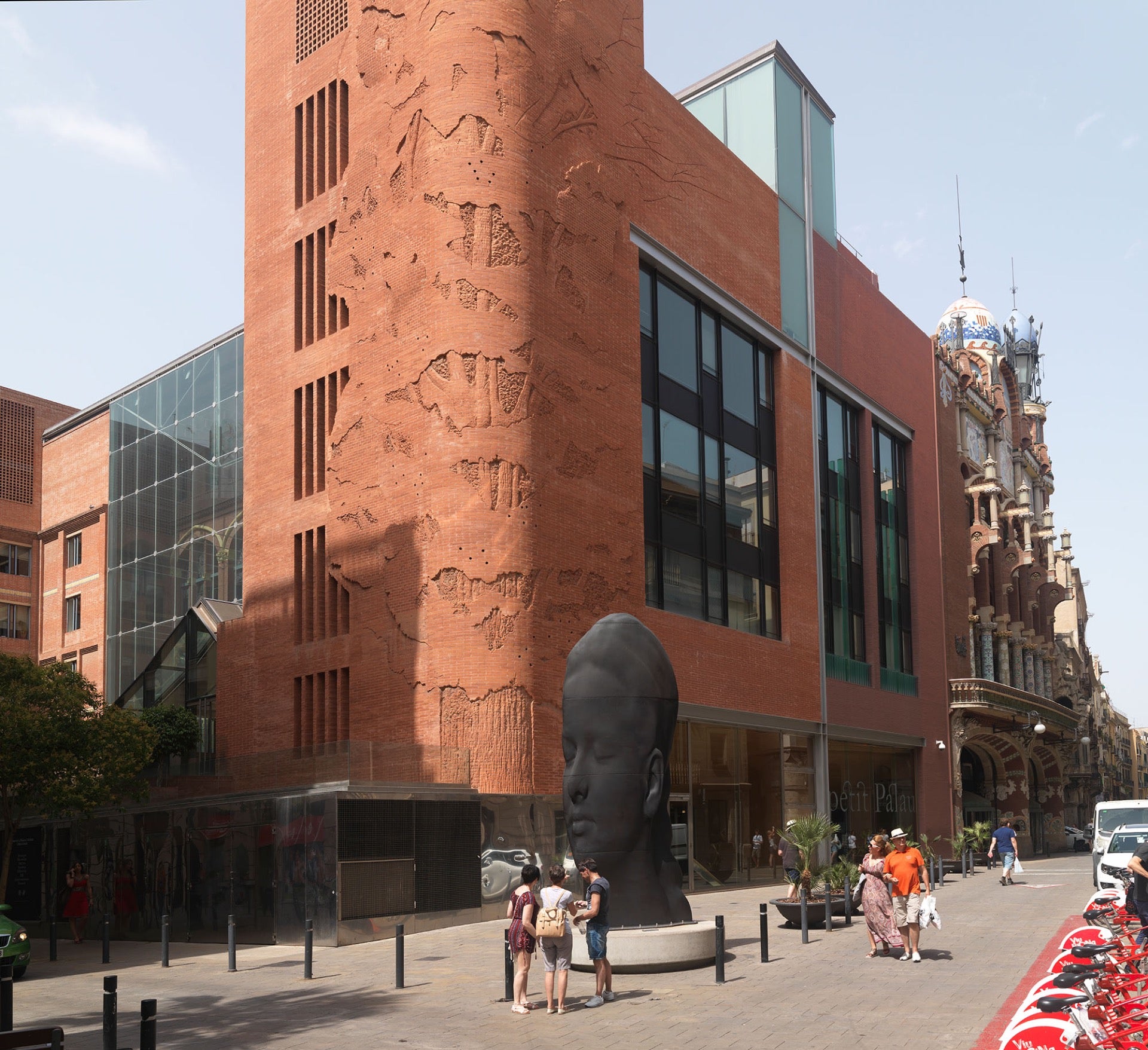 Barcelona. 'Carmela' (2015). Pese a ser de Barcelona, Jaume Plensa no ha sido profeta en su tierra. Hasta hace muy poco la Ciudad Condal no contaba con ninguna escultura pública del artista. En 2015 se instaló la cabeza de una joven, 'Carmela', en el exterior del Palau de la Música. La pieza, de hierro fundido, mide 450 x 170 x 51 centímetros.