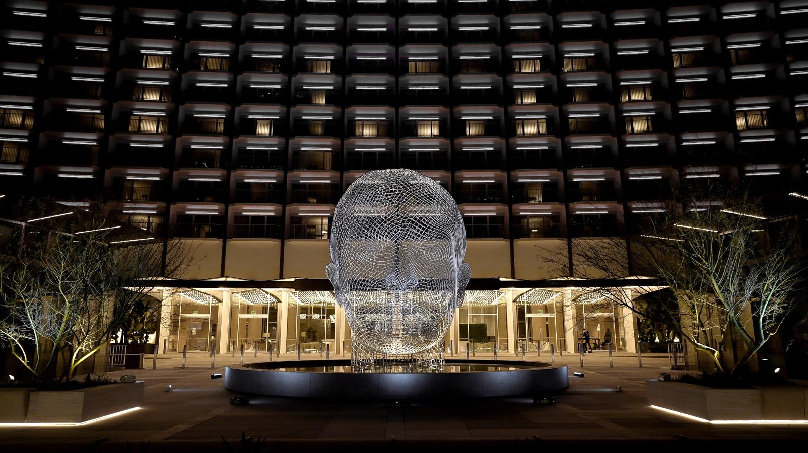 Los Ángeles. 'Laura' (2020). Escultura de Jaume Plensa, realizada en acero inoxidable e instalada en la Fairmont Century Plaza, Century City, Los Ángeles, CA, EE.UU.