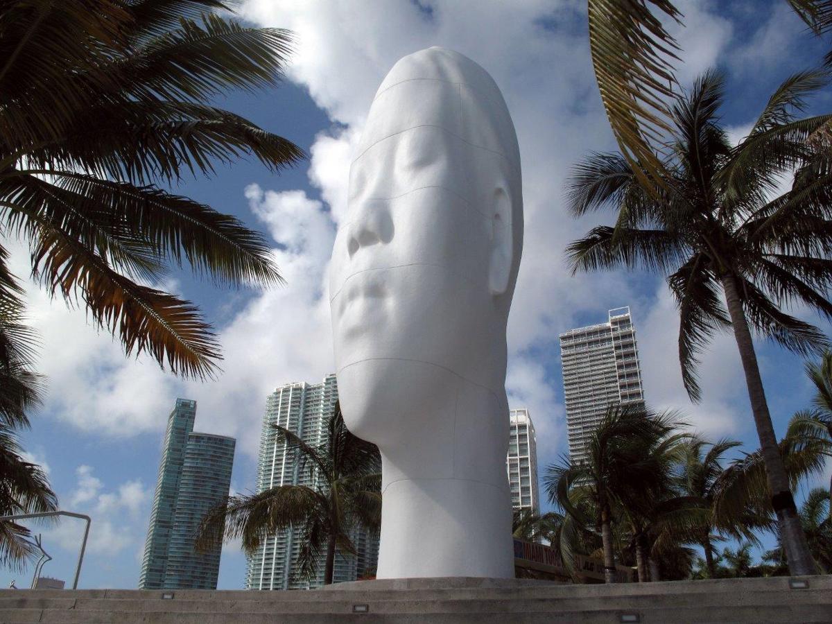 Miami. 'Awilda' (2012). 'Mirando mis sueños. Awilda' (2012). Pérez Art Museum Miami, Florida, EE.UU. La monumental escultura de Plensa viajó, antes de su instalación en Miami, a Río de Janeiro, dode pudo verse en la ensenada de Botafogo de septiembre a noviembre de 2012. Resina de poliéster y polvo de mármol (1.200 x 437 x 351 centímetros)