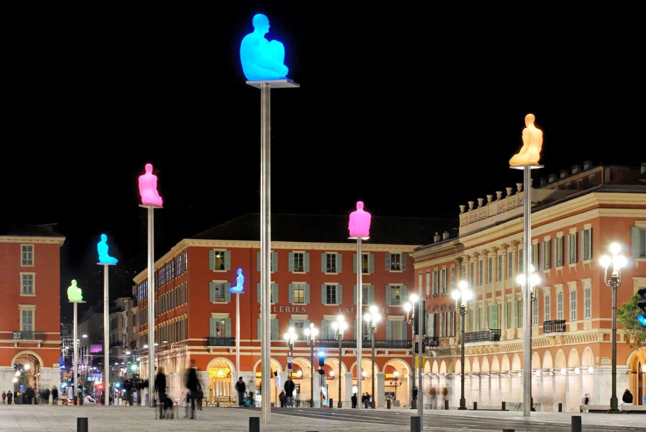 Niza. 'Conversation à Nice' (2007). La Plaza Masséna, en el corazón de Niza, Francia, acoge una de las piezas más famosas de Jaume Plensa. Titulada 'Conversation à Nice' (Conversación en Niza), está compuesta por siete figuras multicolores, subidas a unos postes de 12 metros de altura, que se iluminan de noche. Están realizadas en resina de poliéster y acero inoxidable