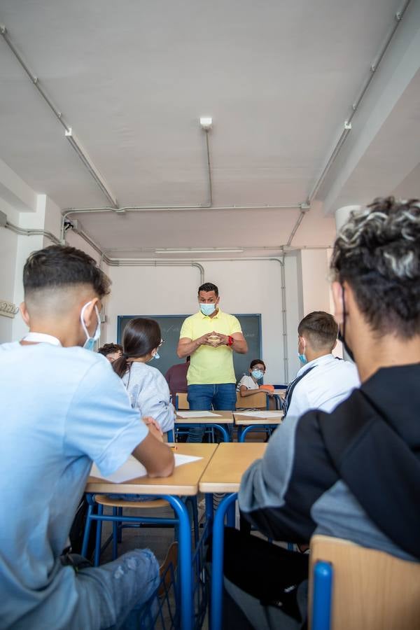 Sergio López Sanz «Haze», durante una de sus clases en el instituto San José, de Coria del Río