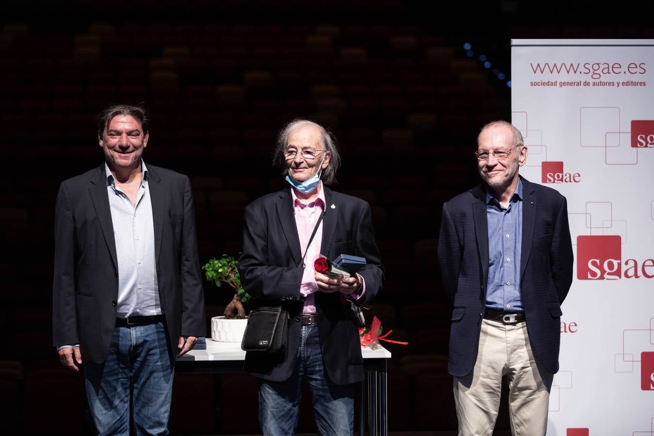 Foto de familia de los homenajeados con la llave de ‘la casa de los autores’ ayer en el Cartuja Center Cite