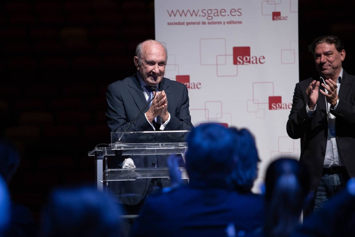 Foto de familia de los homenajeados con la llave de ‘la casa de los autores’ ayer en el Cartuja Center Cite