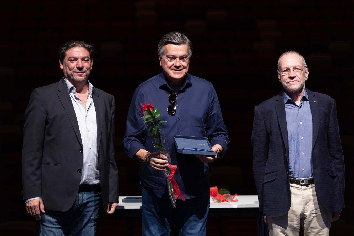 Foto de familia de los homenajeados con la llave de ‘la casa de los autores’ ayer en el Cartuja Center Cite