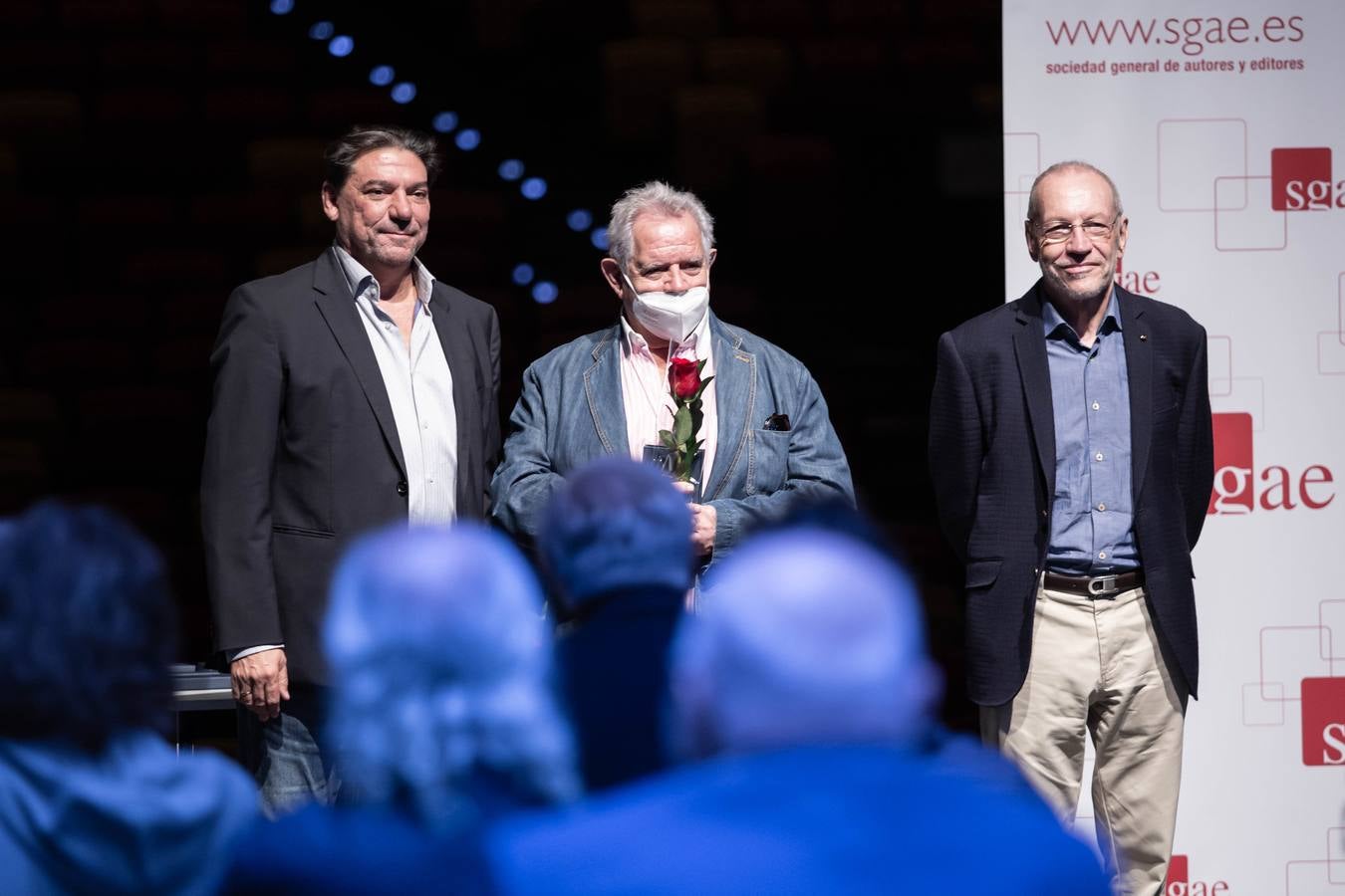 Foto de familia de los homenajeados con la llave de ‘la casa de los autores’ ayer en el Cartuja Center Cite