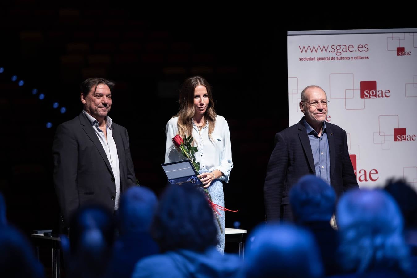 Foto de familia de los homenajeados con la llave de ‘la casa de los autores’ ayer en el Cartuja Center Cite