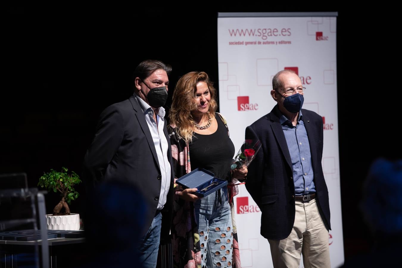 Foto de familia de los homenajeados con la llave de ‘la casa de los autores’ ayer en el Cartuja Center Cite