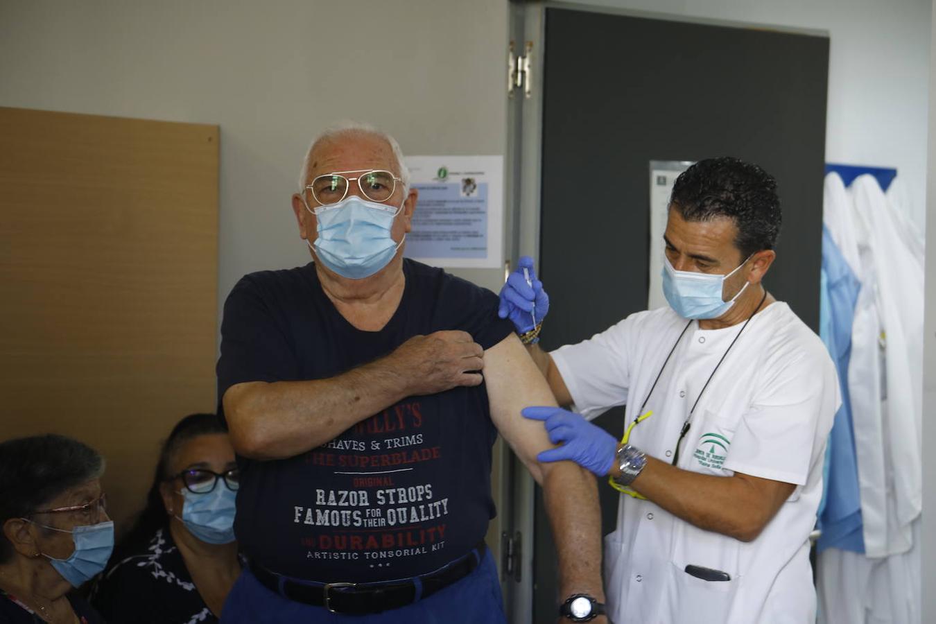 La vacunación contra el Covid con la tercera dosis en Córdoba, en imágenes