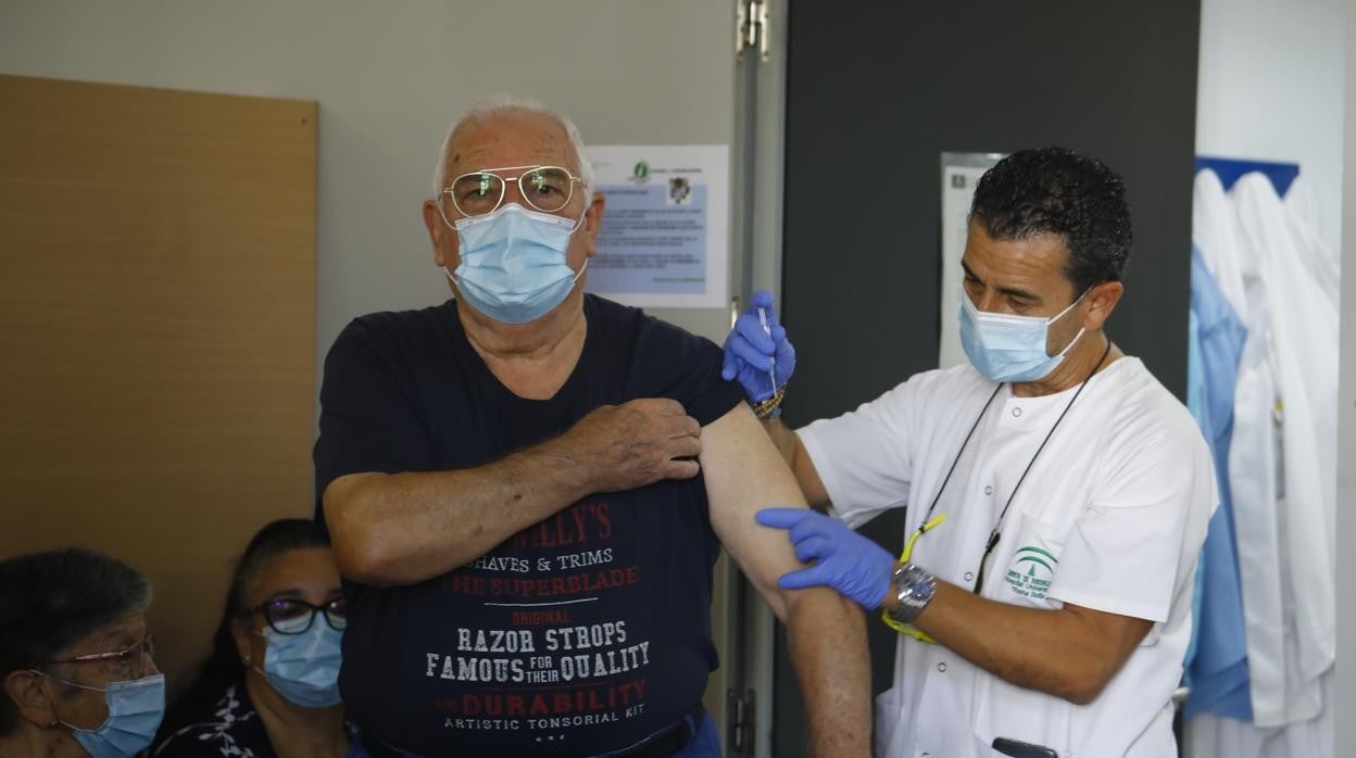 La vacunación contra el Covid con la tercera dosis en Córdoba, en imágenes