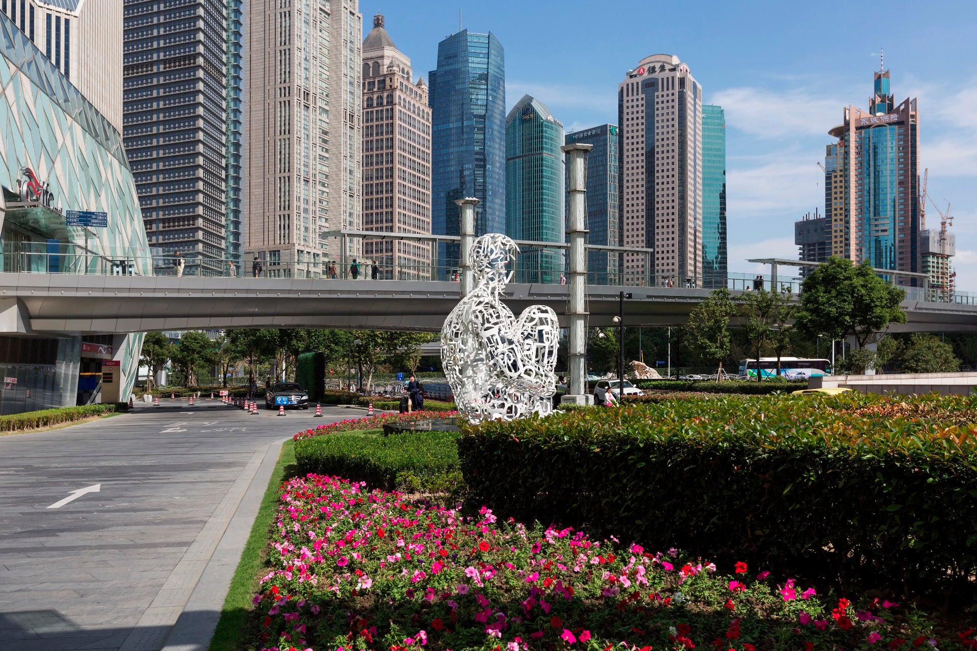 Shanghai. 'House of memory' (2012). Esta pieza de Jaume Plensa fue instalada en el centro comercial IFC de Shanghai, Lujiazui, Pudong, Shanghai.Está realizada en acero inoxidable pintado (401 x 257 x 286 centímetros)