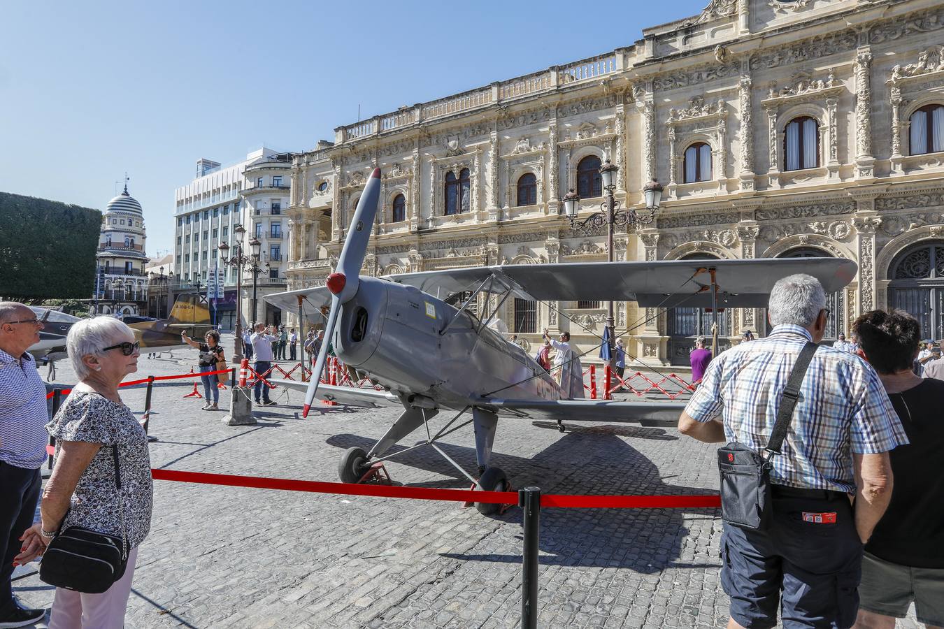 Inauguran la exposición de Tablada que acerca la aviación al corazón de Sevilla