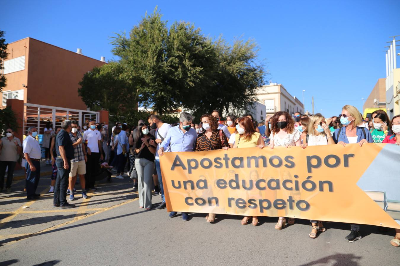 Coria del Río se echa a las calles para «rechazar con contundencia» la agresión a dos profesoras