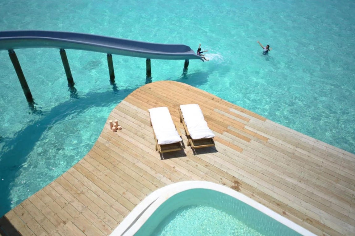El Resort en Maldivas de la escapada de Tamara Falcó e Isabel Preysler. Tanto el interior como el exterior están pensados para que la experiencia sea lo más placentera posible. No falta un gran tobogán y un jardín en la parte delantera en el que contemplar los atardeceres en su máximo esplendor.