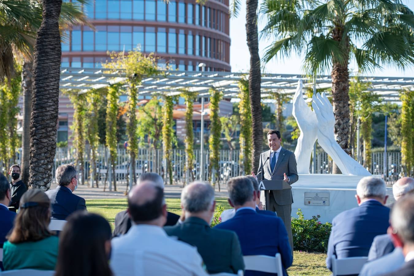 En imágenes, inauguración de ‘El aplauso’, el monumento homenaje a los sanitarios en Sevilla