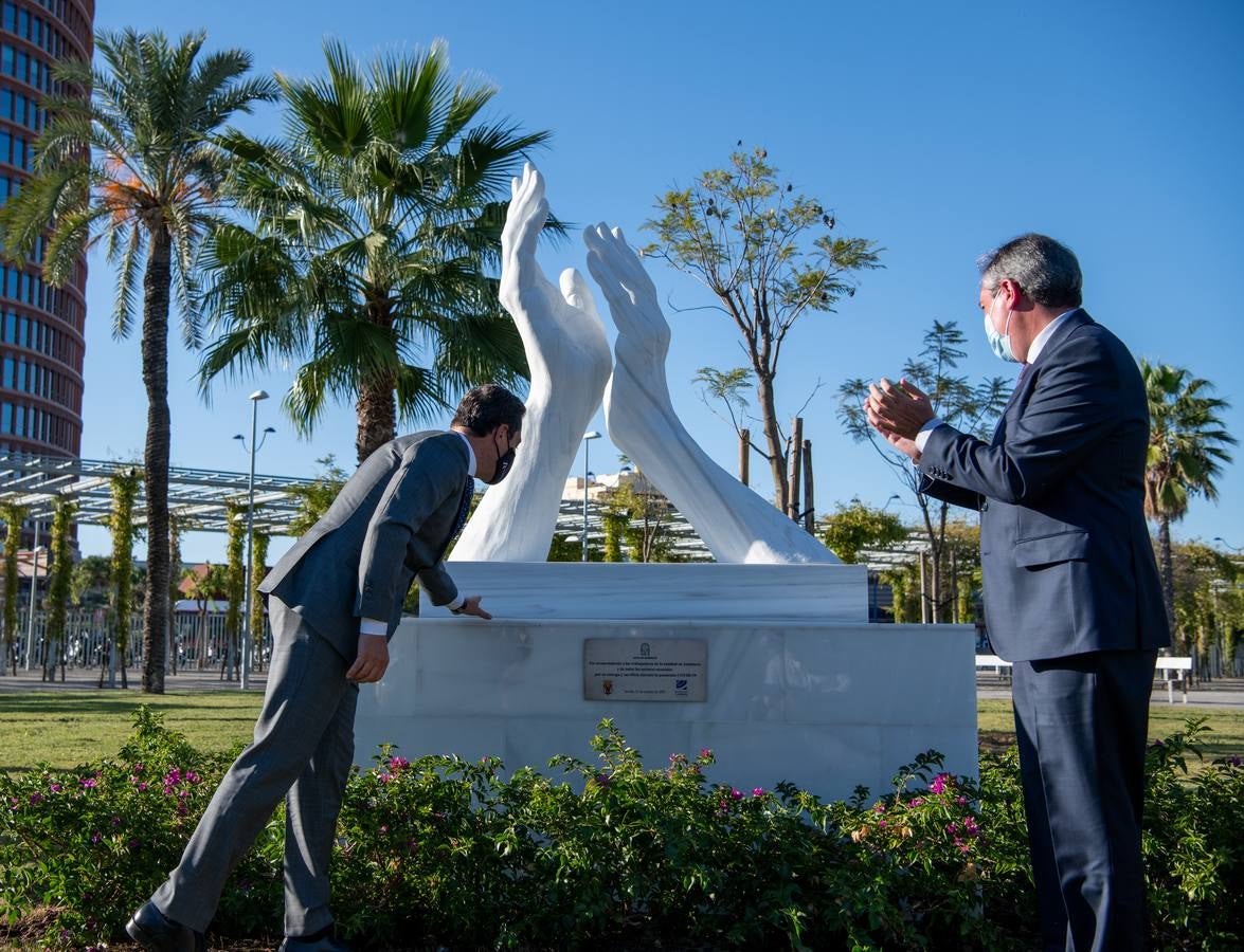 En imágenes, inauguración de ‘El aplauso’, el monumento homenaje a los sanitarios en Sevilla