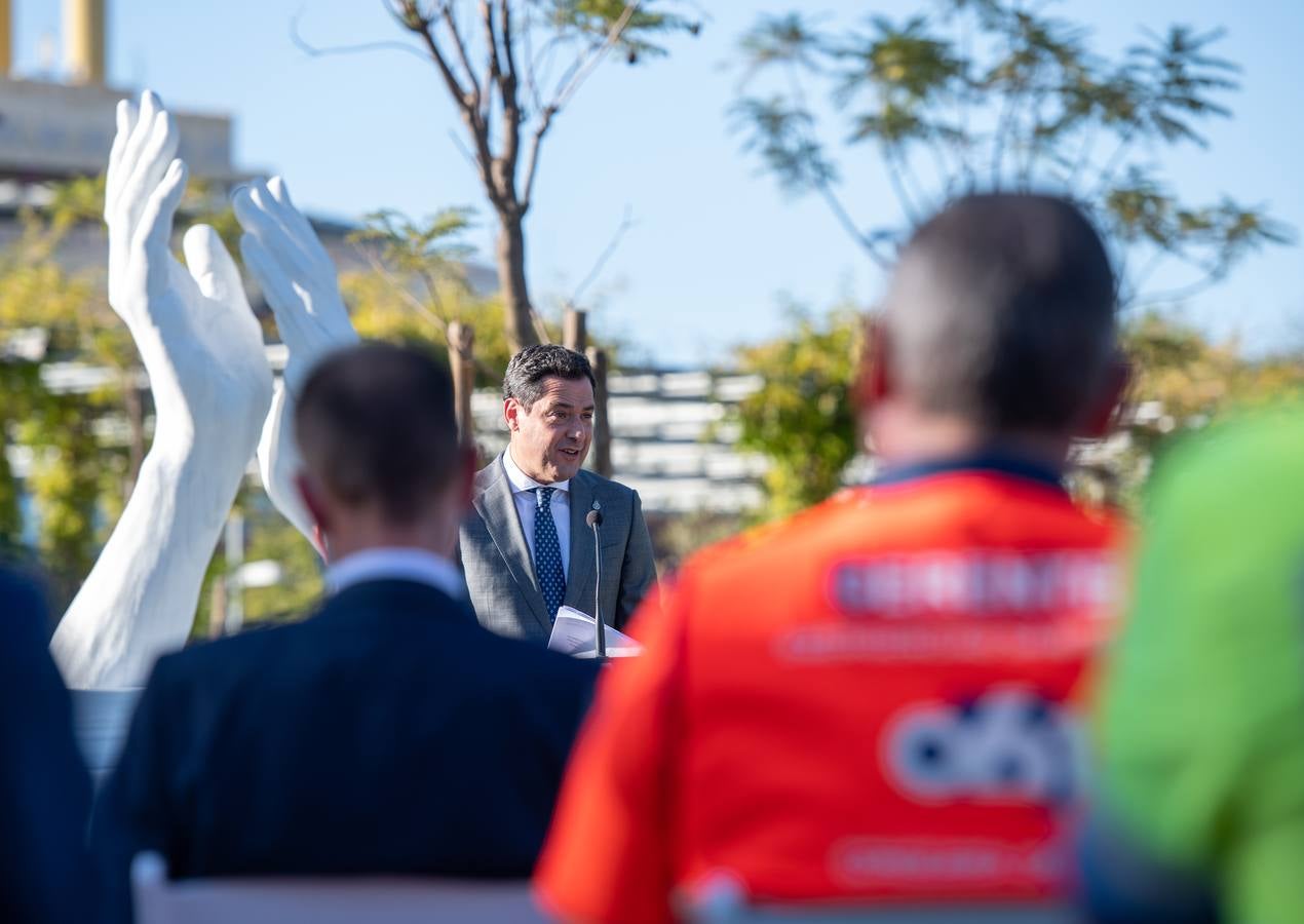 En imágenes, inauguración de ‘El aplauso’, el monumento homenaje a los sanitarios en Sevilla