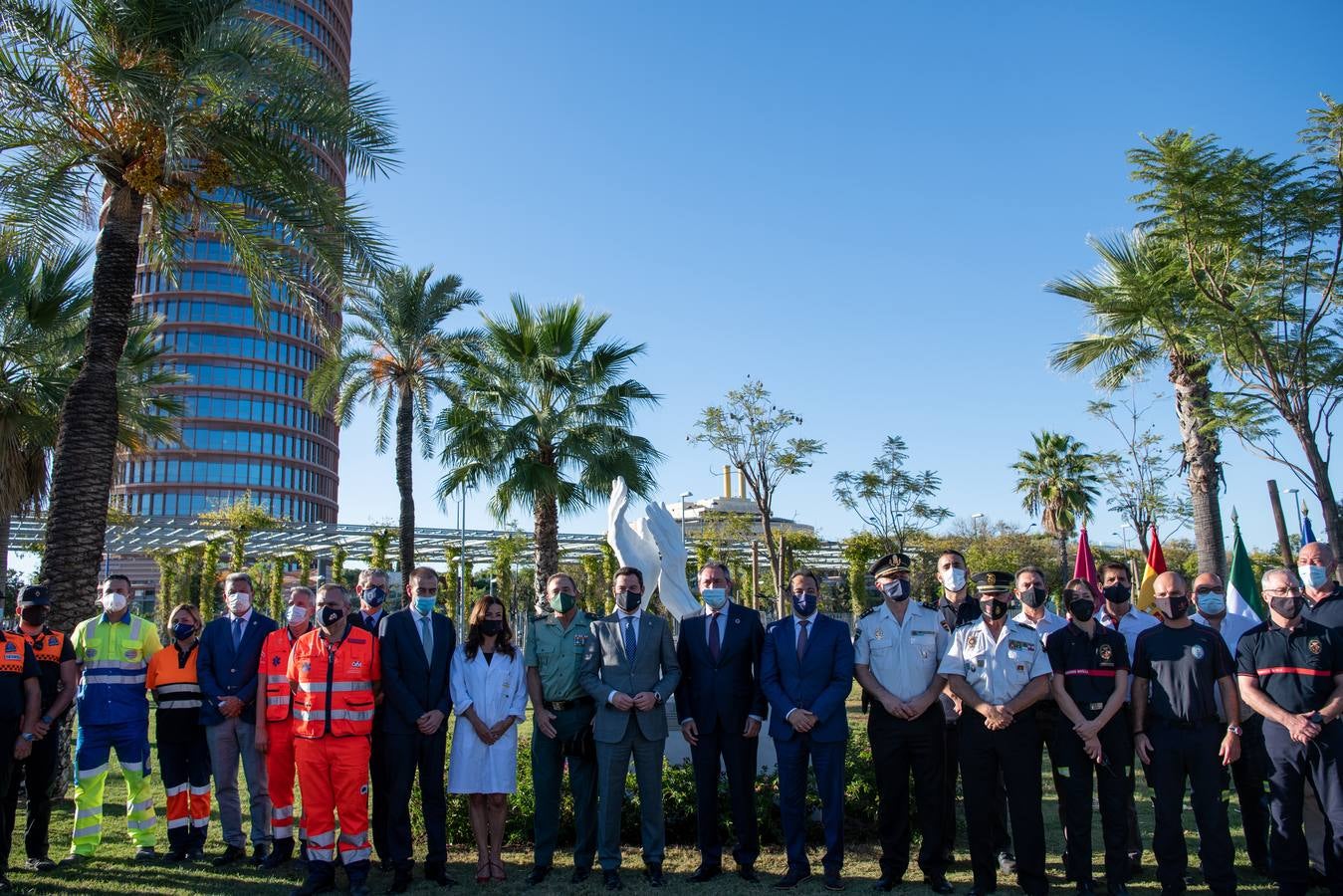 En imágenes, inauguración de ‘El aplauso’, el monumento homenaje a los sanitarios en Sevilla