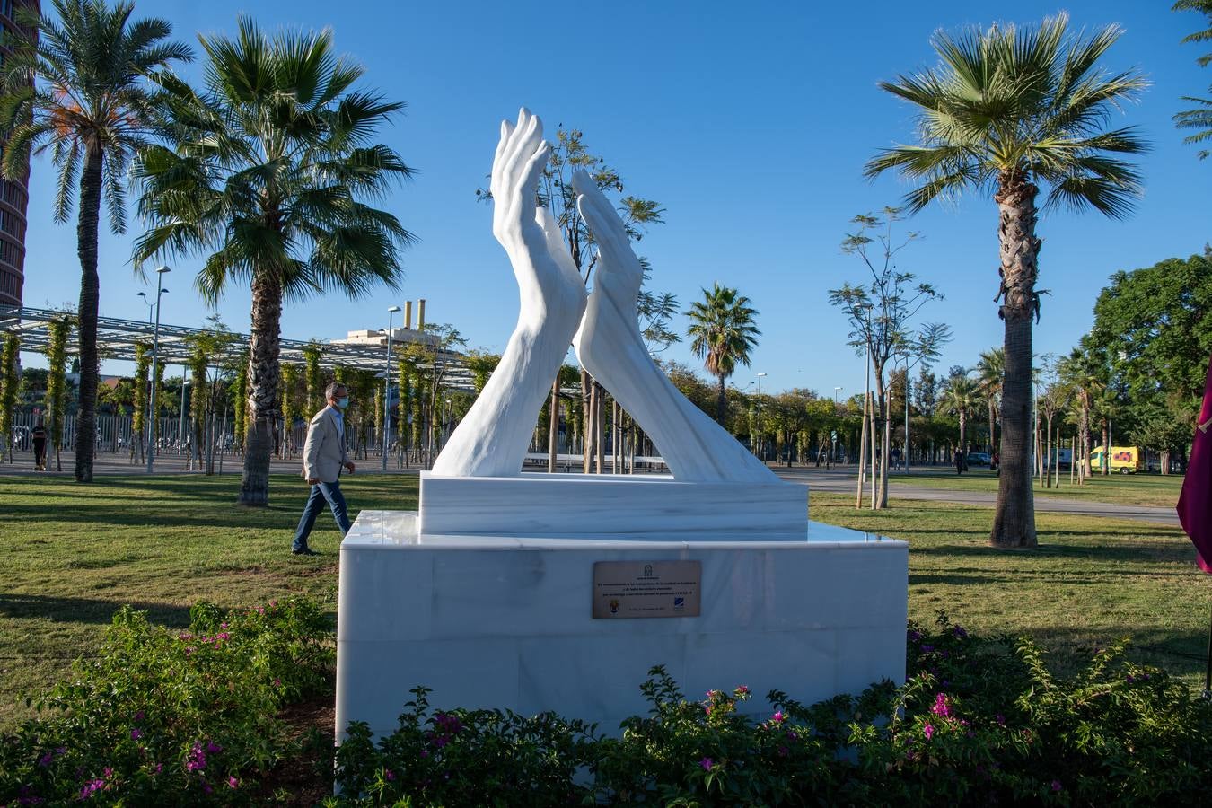 En imágenes, inauguración de ‘El aplauso’, el monumento homenaje a los sanitarios en Sevilla