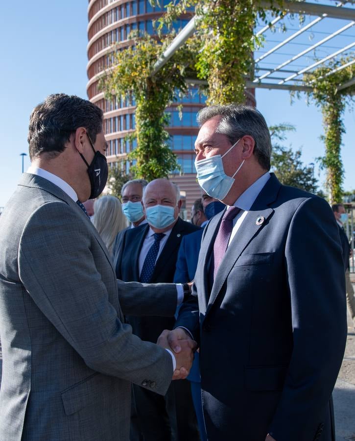 En imágenes, inauguración de ‘El aplauso’, el monumento homenaje a los sanitarios en Sevilla