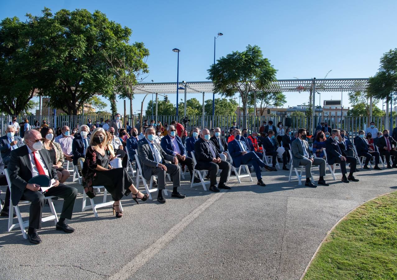 En imágenes, inauguración de ‘El aplauso’, el monumento homenaje a los sanitarios en Sevilla