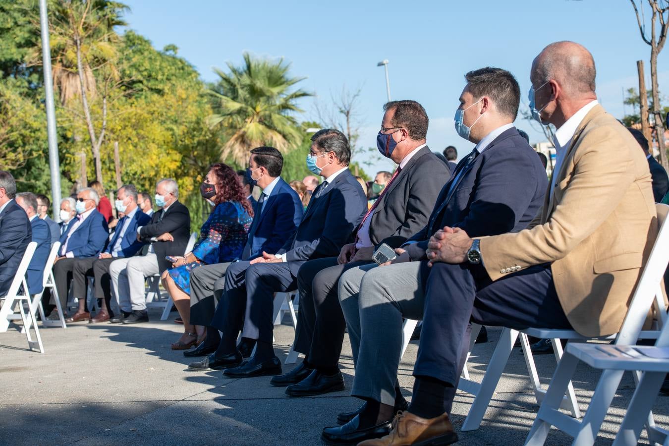 En imágenes, inauguración de ‘El aplauso’, el monumento homenaje a los sanitarios en Sevilla