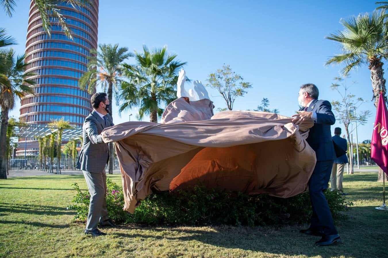 En imágenes, inauguración de ‘El aplauso’, el monumento homenaje a los sanitarios en Sevilla