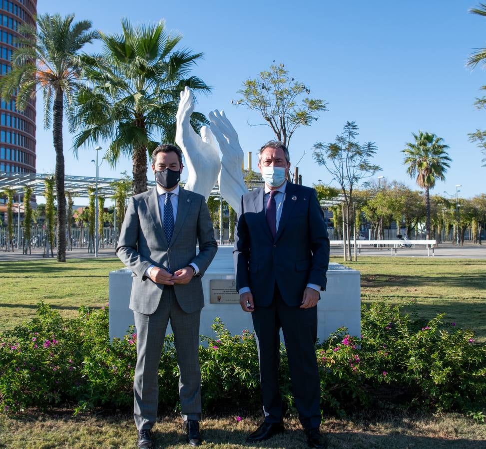 En imágenes, inauguración de ‘El aplauso’, el monumento homenaje a los sanitarios en Sevilla