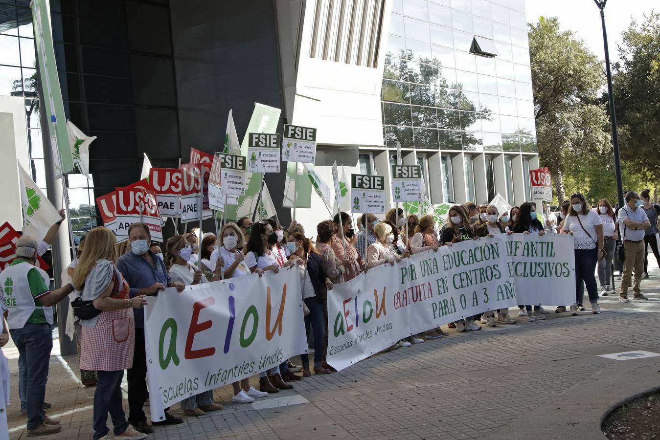 En imágenes, manifestación de las escuelas infantiles de Andalucía por el retraso en los pagos