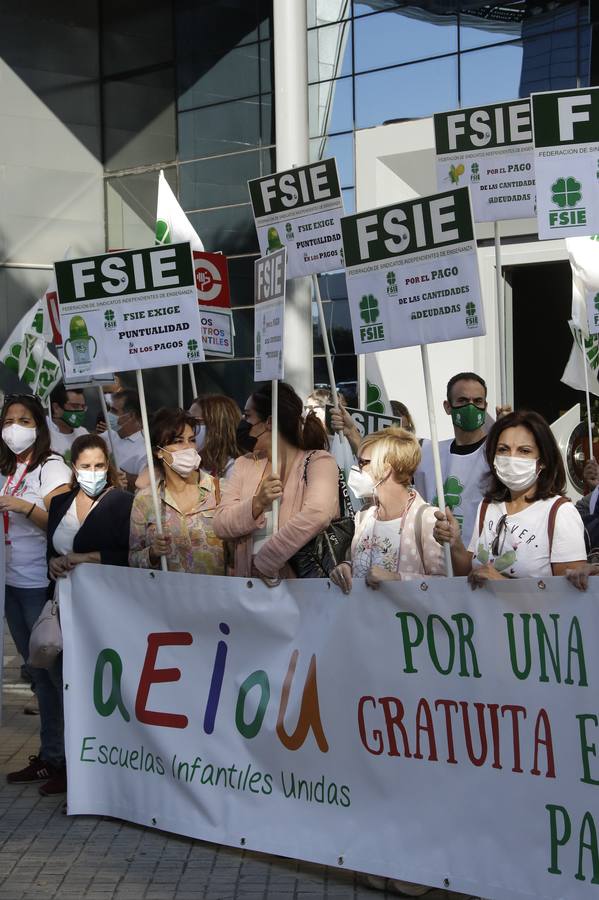 En imágenes, manifestación de las escuelas infantiles de Andalucía por el retraso en los pagos