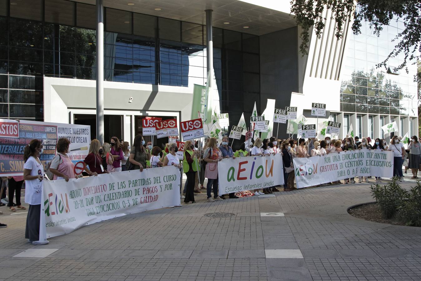 En imágenes, manifestación de las escuelas infantiles de Andalucía por el retraso en los pagos