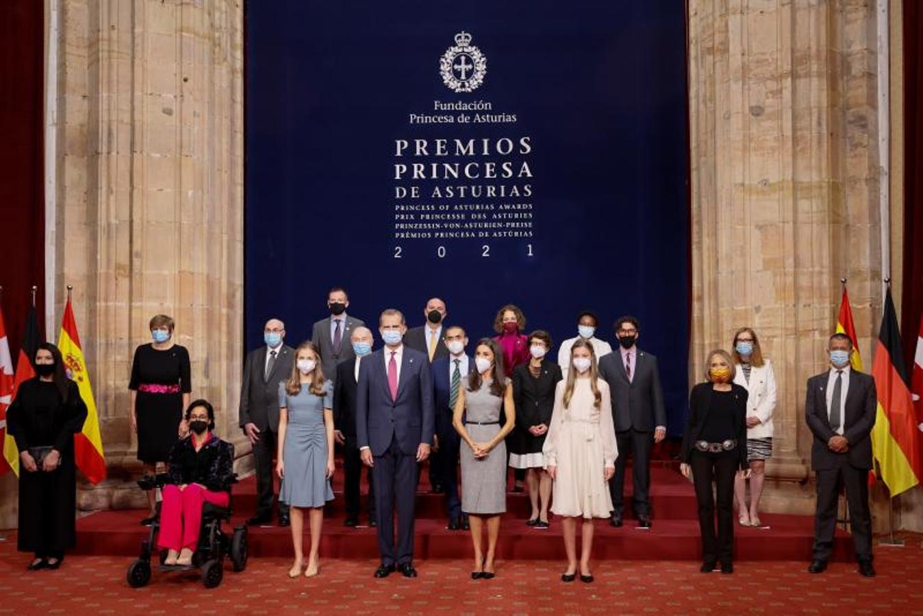 Foto de familia de los Reyes Felipe y Letizia, la princesa Leonor y la infanta Sofía junto a los galardonados con los Premios Princesa de Asturias 2021, antes de la audiencia mantenida la mañana de este viernes en el Hotel La Reconquista de Oviedo. 