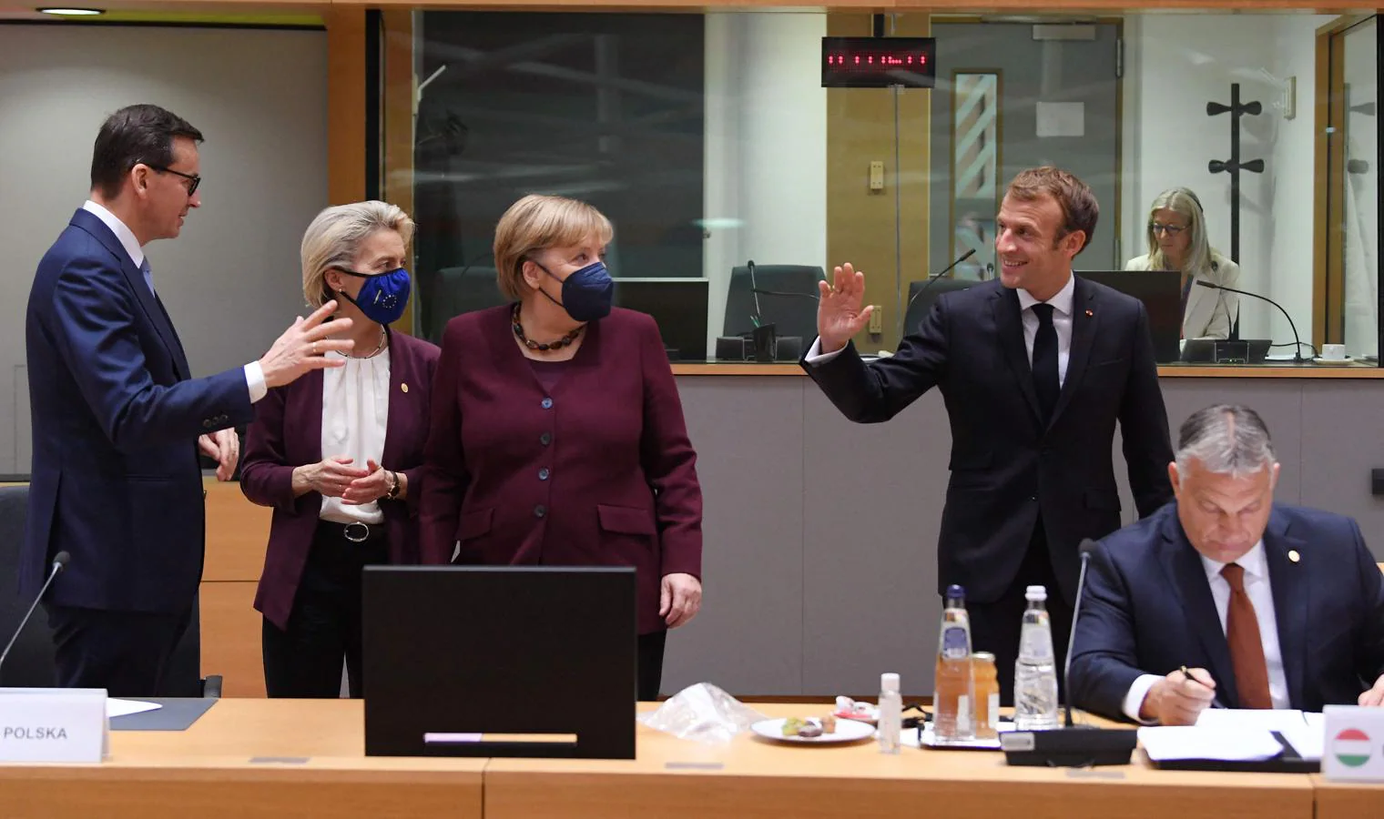 El presidente francés, Emmanuel Macron, habla con la canciller alemana, Angela Merkel, mientras que la presidenta de la Comisión Europea, Ursula von der Leyen, habla con el primer ministro polaco, Mateusz Morawiecki, durante una mesa redonda en la cumbre de la UE. 