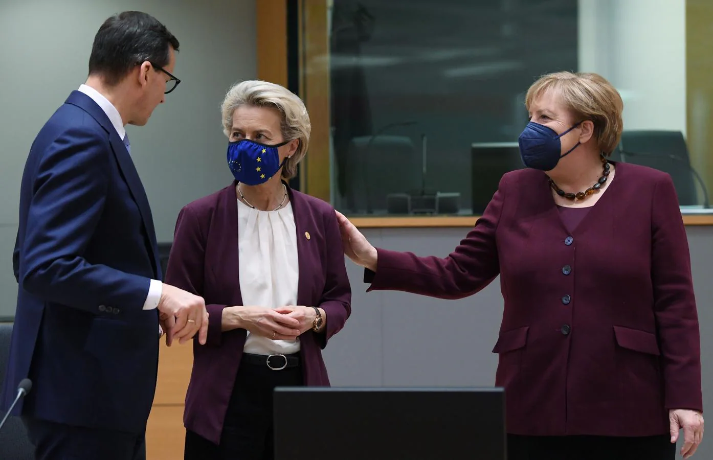 La canciller alemana, Angela Merkel, habla con la presidenta de la Comisión Europea, Ursula von der Leyen, y con el primer ministro polaco, Mateusz Morawiecki, durante una mesa redonda en la cumbre de la UE. 