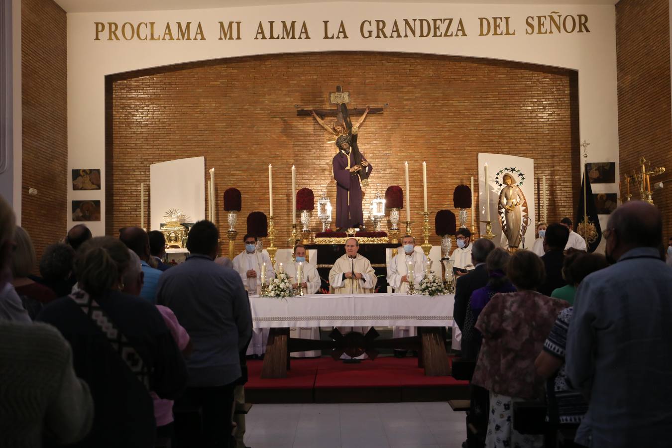 Monseñor Asenjo preside la misa ante el Gran Poder en la parroquia de la Blanca Paloma